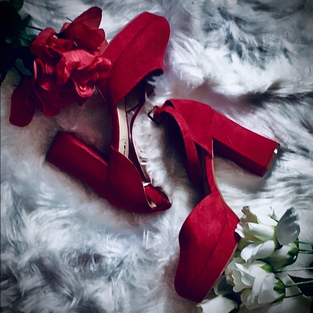 Red velvety 👠 heels!